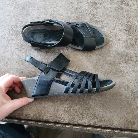 Teva Women's Cabrillo 3 Wedge Sandal - Picture 2 of 7